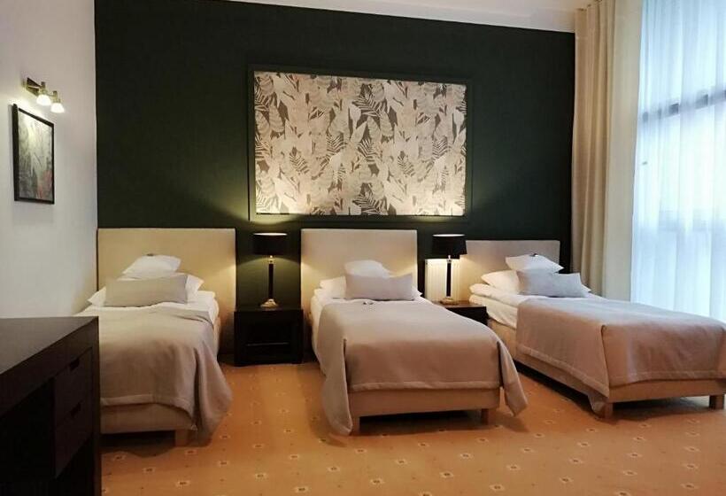 חדר סטנדרט לשלושה, Szara Willa