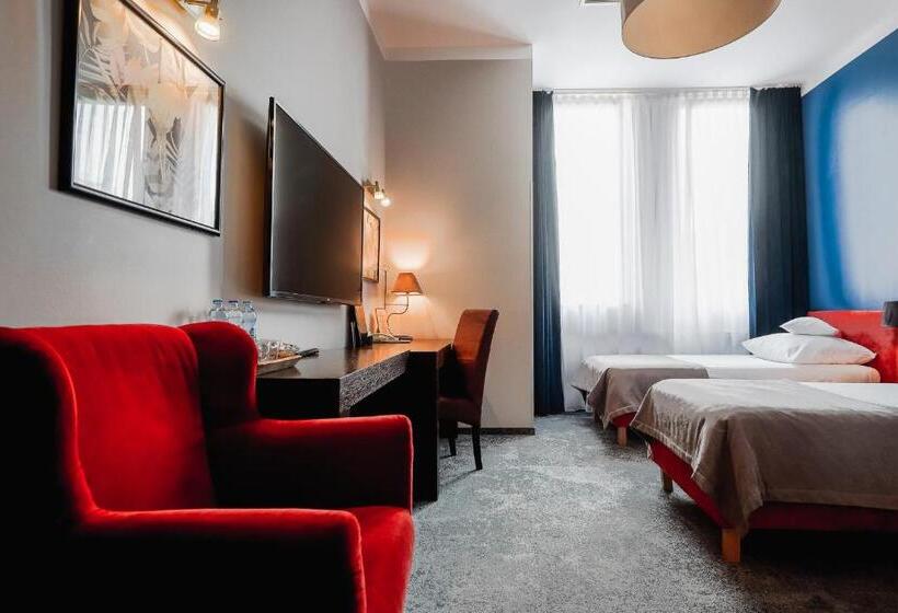 חדר סטנדרט לשלושה, Szara Willa