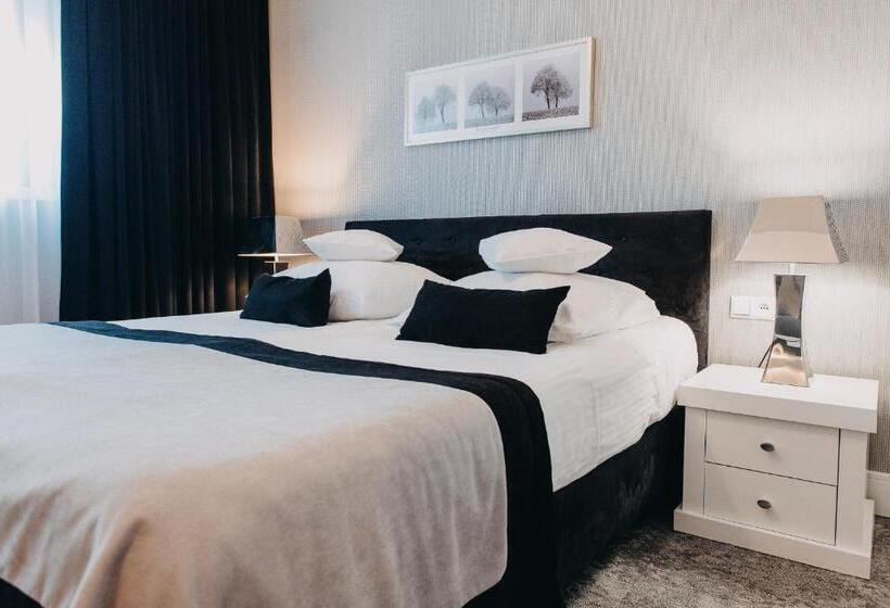 חדר דלוקס, Szara Willa