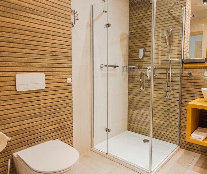 חדר דלוקס, Szara Willa