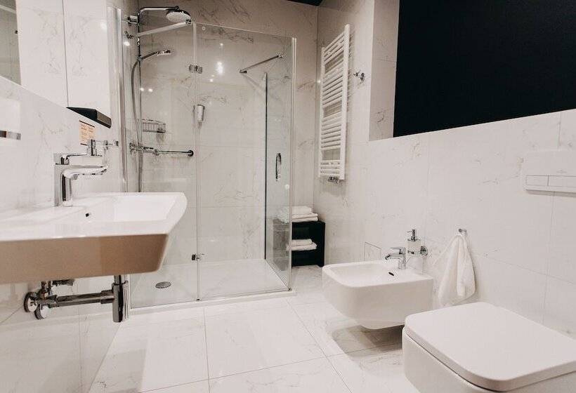 חדר דלוקס, Szara Willa