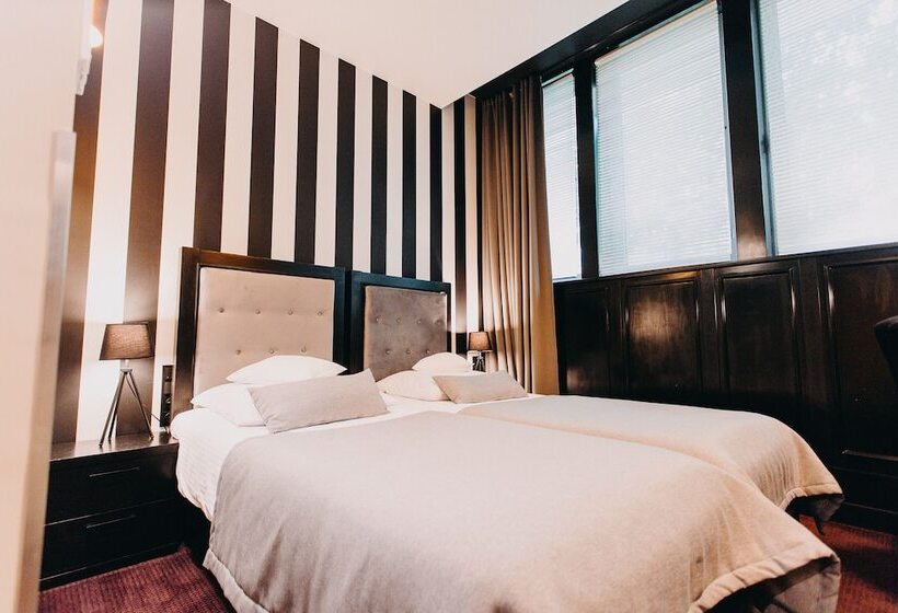 חדר דלוקס, Szara Willa