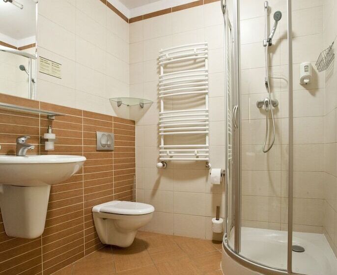 חדר סטנדרט לשלושה, Szara Willa