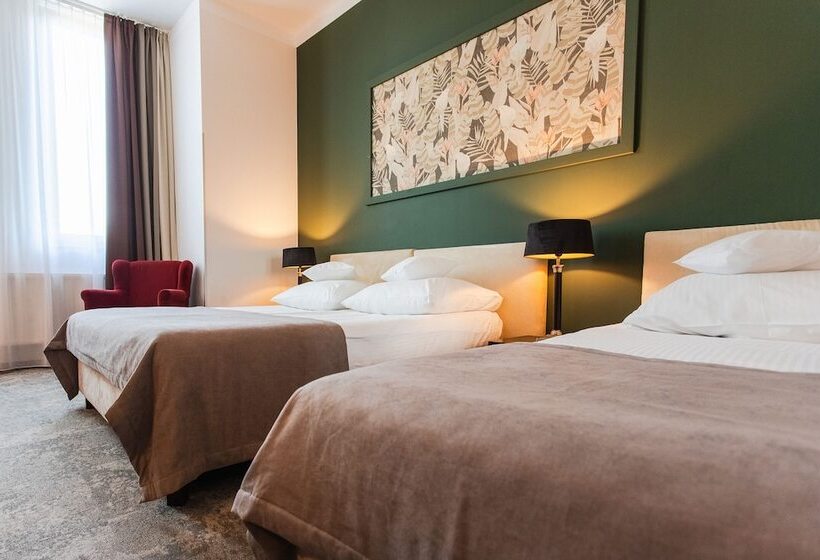 חדר סטנדרט לשלושה, Szara Willa