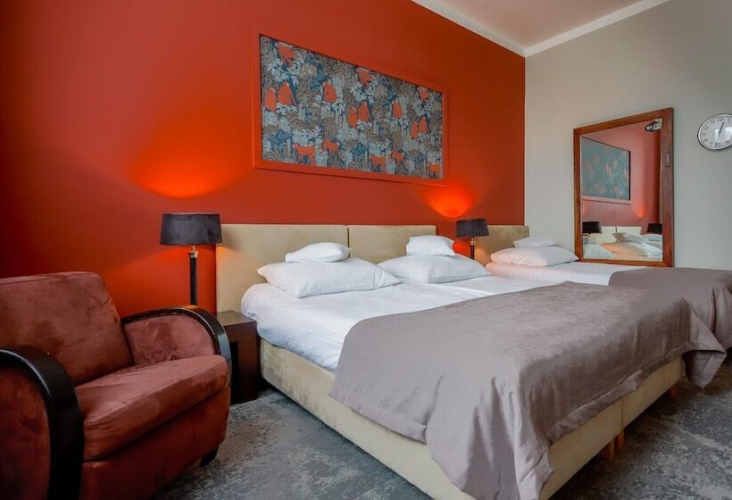 חדר סטנדרט לשלושה, Szara Willa