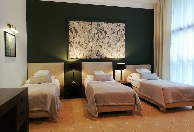 חדר סטנדרט לשלושה, Szara Willa