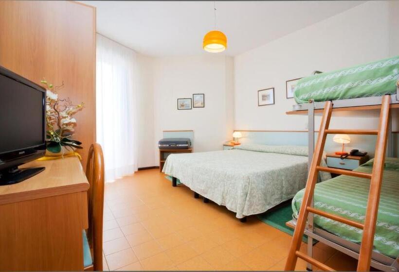 스탠다드 트리플 발코니 룸, Universal