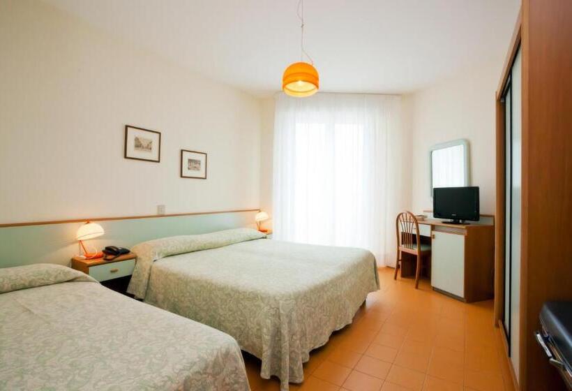 스탠다드 트리플 발코니 룸, Universal