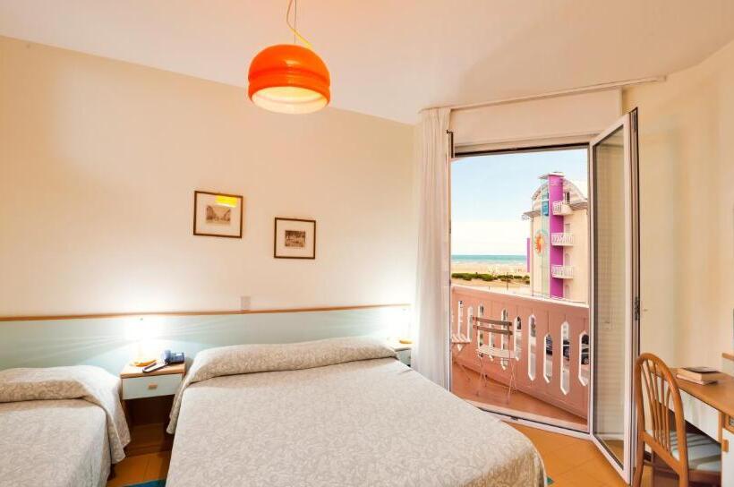 스탠다드 트리플 발코니 룸, Universal