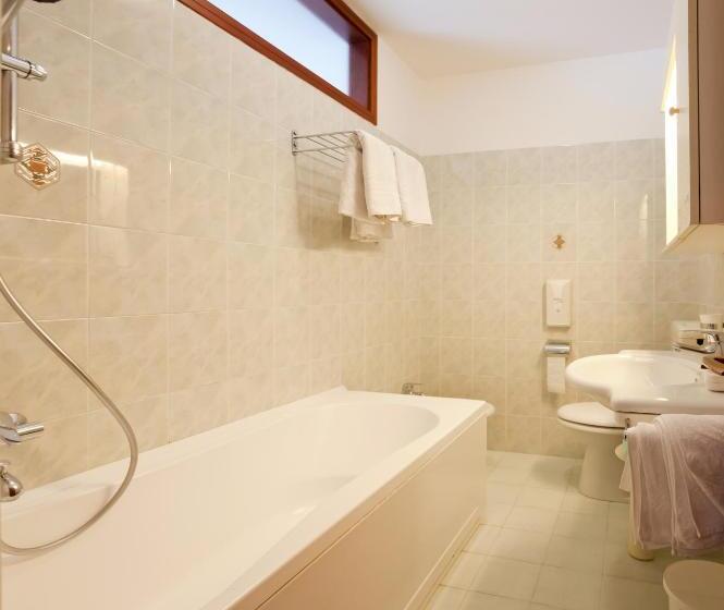 패밀리 룸, Universal