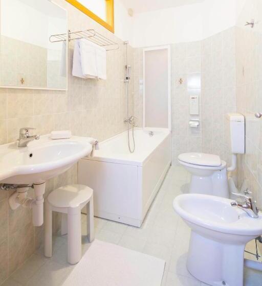 패밀리 룸, Universal