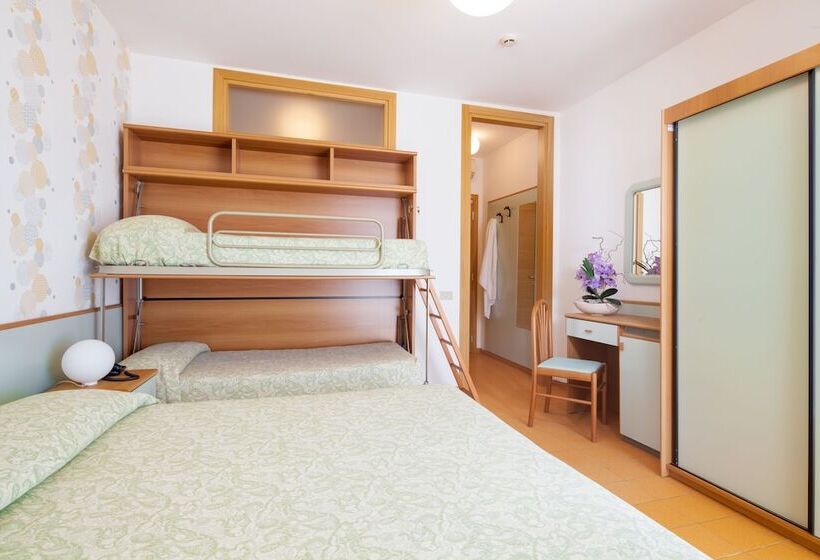 스탠다드 트리플 발코니 룸, Universal