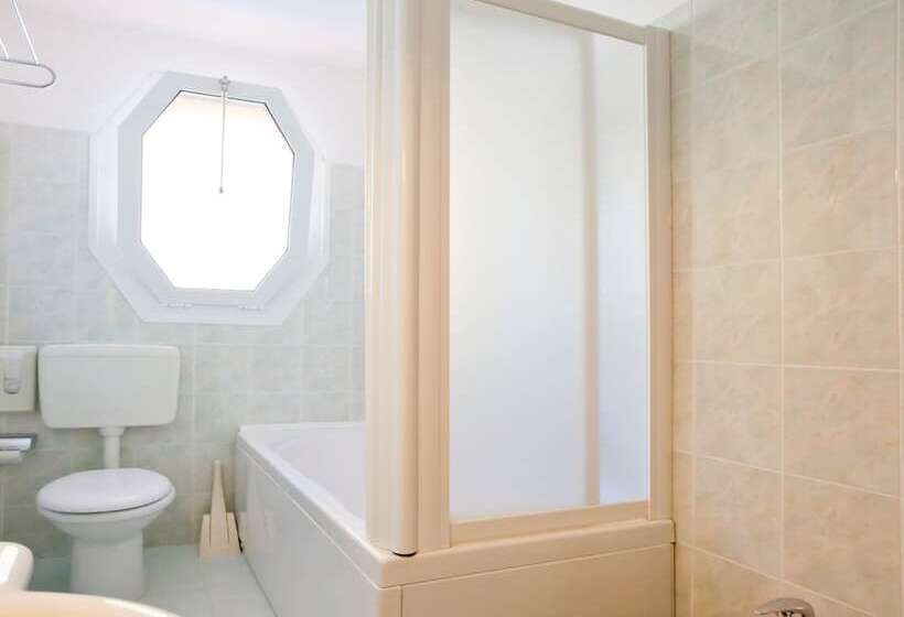 스탠다드 트리플 발코니 룸, Universal