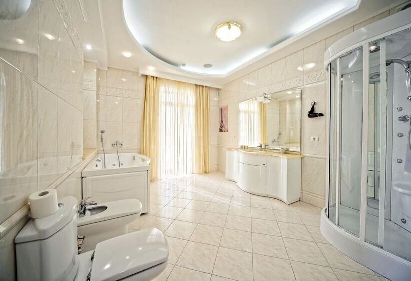 Egyszobás Villa, Villa Le Premier Maestro