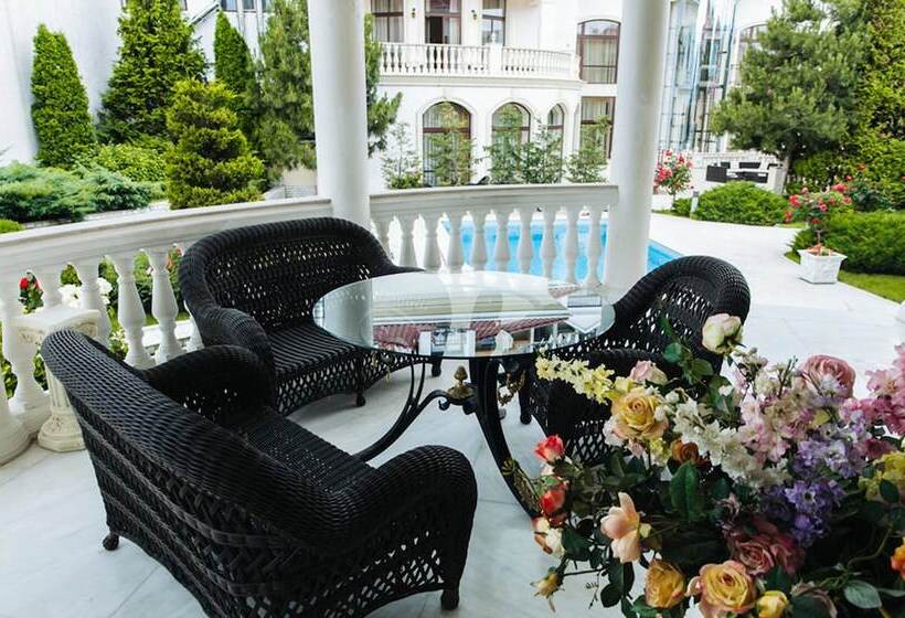 Egyszobás Villa, Villa Le Premier Maestro