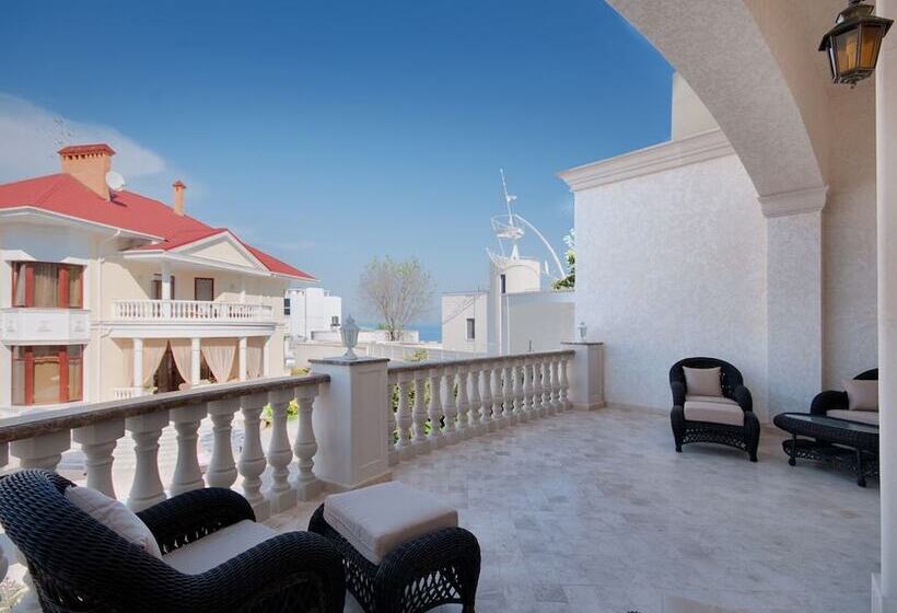 Egyszobás Villa, Villa Le Premier Maestro