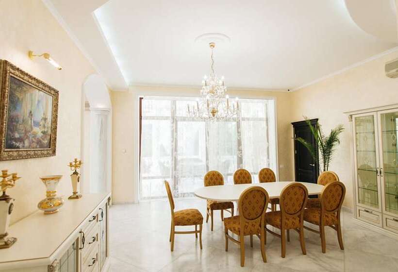 Egyszobás Villa, Villa Le Premier Maestro