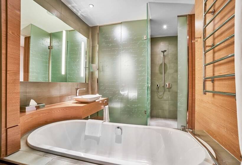 اتاق سوپریور با بالکن, Radisson Blu Resort, Bukovel