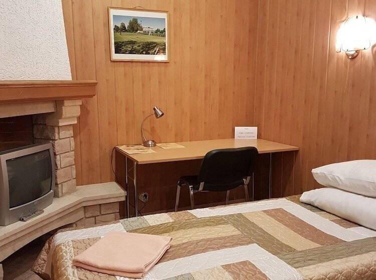 اتاق اکونومی با حمام مشترک, Sky High Hotel Airport 200 Meters From The Terminal