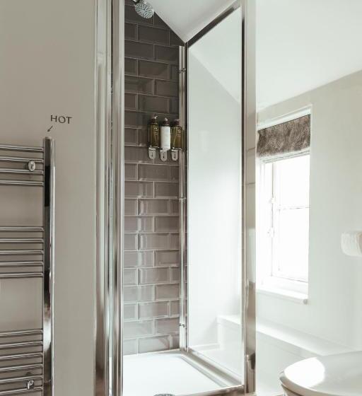 高级大房间, The Falcon Inn