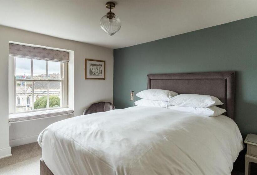 高级大房间, The Falcon Inn