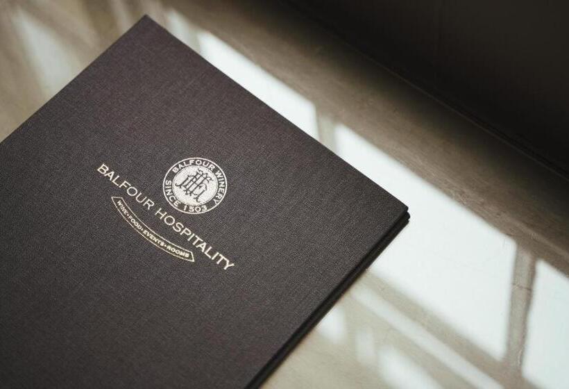 高级大房间, The Falcon Inn