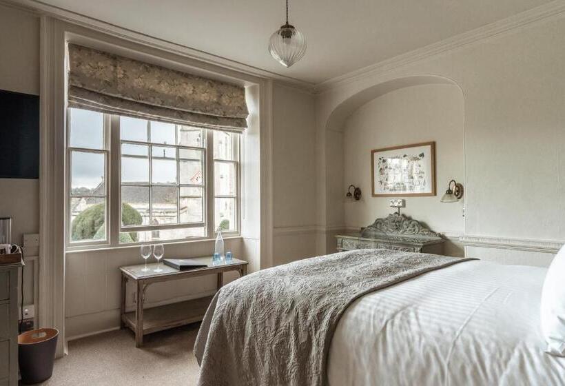 小型套房, The Falcon Inn