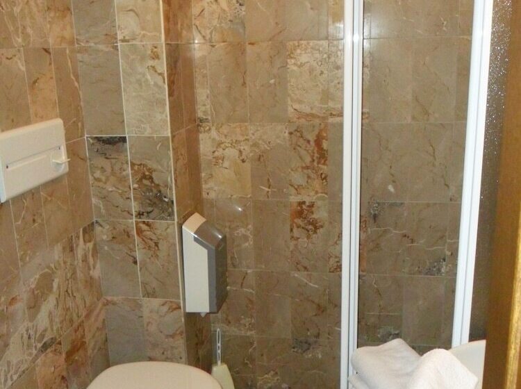 חדר סטנדרט לארבעה, Andreis