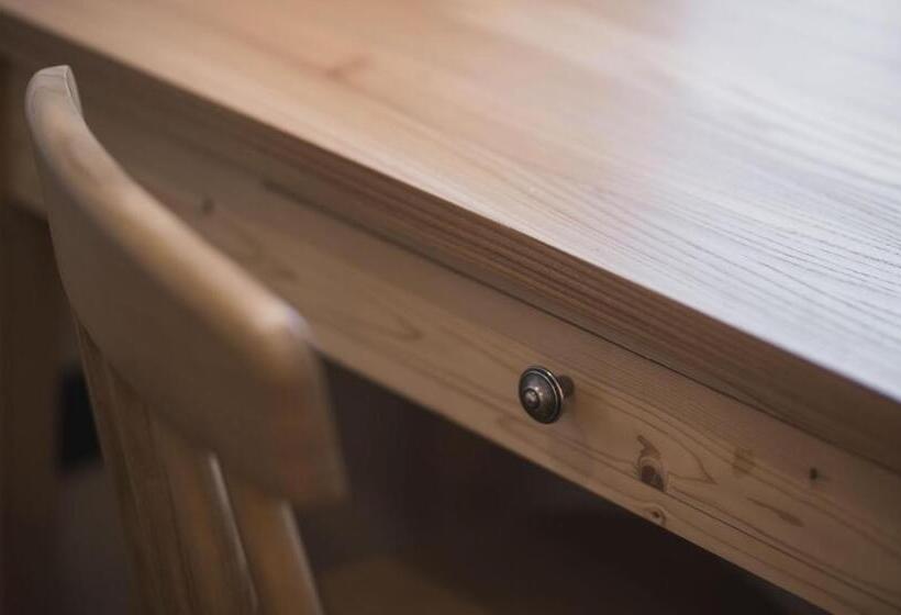 חדר בסיסי, Emma Historic