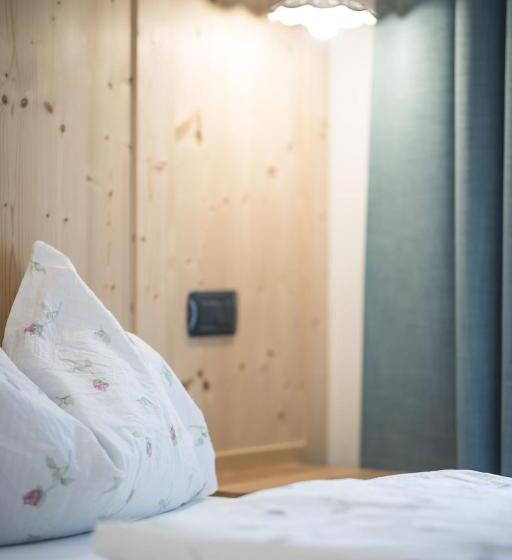 חדר בסיסי, Emma Historic