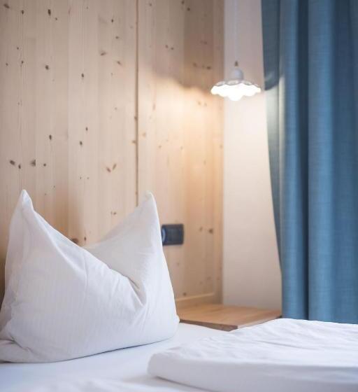 חדר בסיסי, Emma Historic