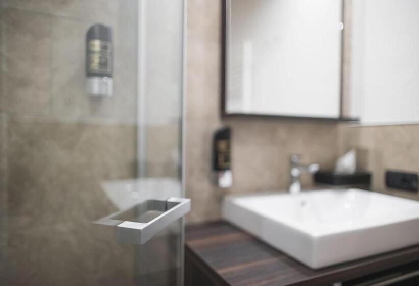 חדר בסיסי, Emma Historic