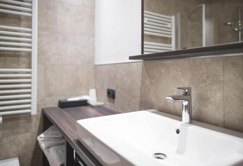 חדר בסיסי, Emma Historic