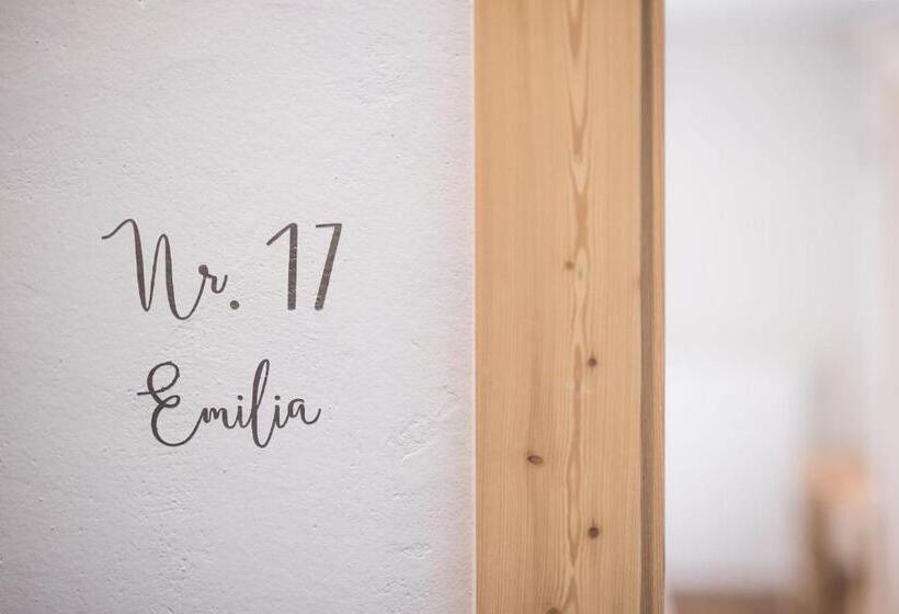 חדר בסיסי, Emma Historic