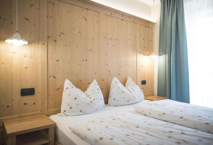 חדר בסיסי, Emma Historic