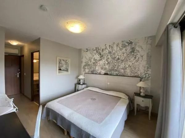 キングサイズベッドのスタンダードルーム, Hôtel Le Colombier