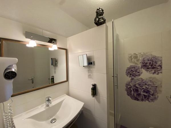 キングサイズベッドのスタンダードルーム, Hôtel Le Colombier