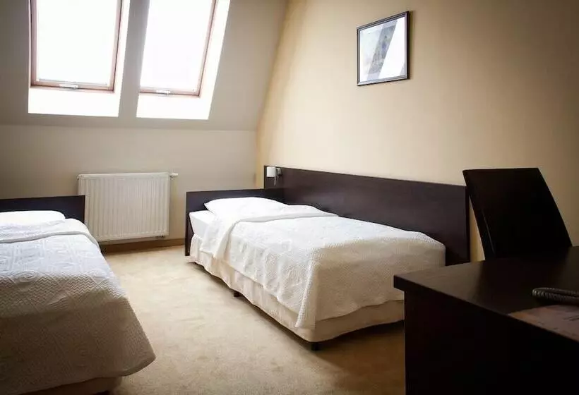 Standard Yhden Hengen Huone, Kuźnia