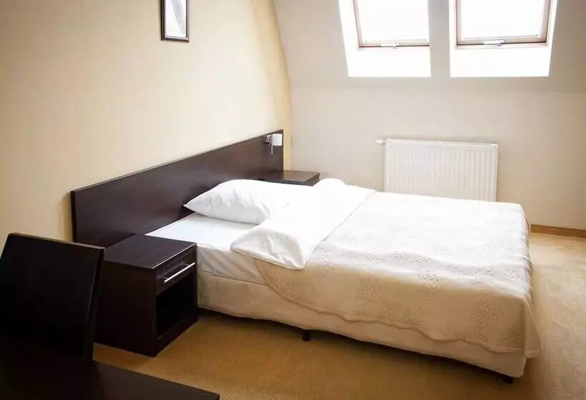 Standard Yhden Hengen Huone, Kuźnia