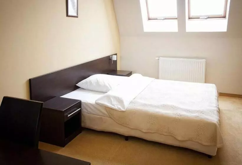 Standard Kolmen Hengen Huone, Kuźnia