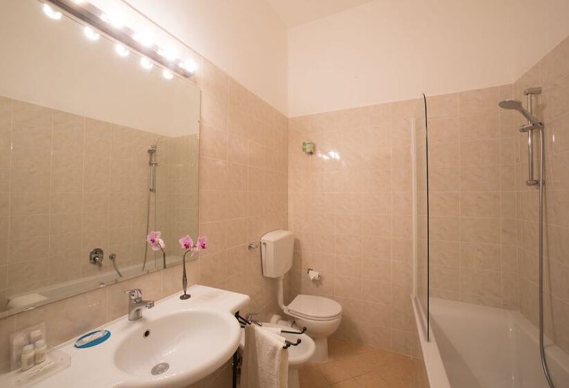 اتاق استاندارد سه نفره, Locanda Orchidea