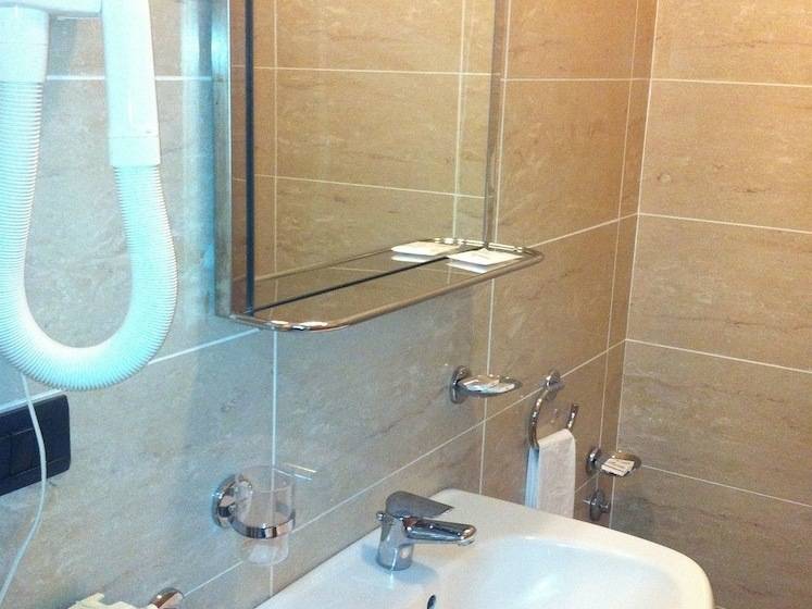 标准三人间, Meranda