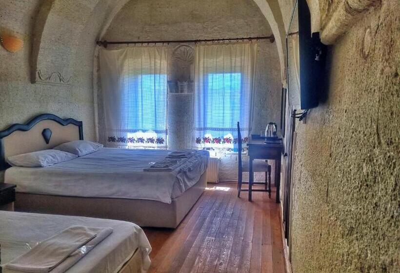 标准三人间, Muskara Cave