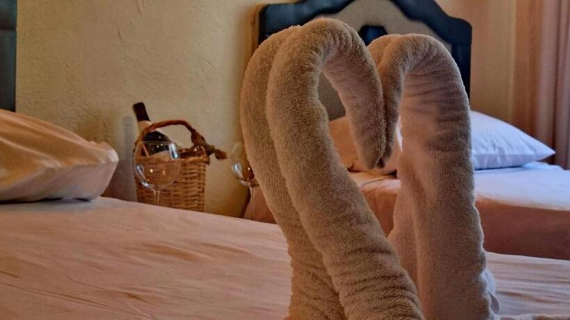 标准三人间, Muskara Cave