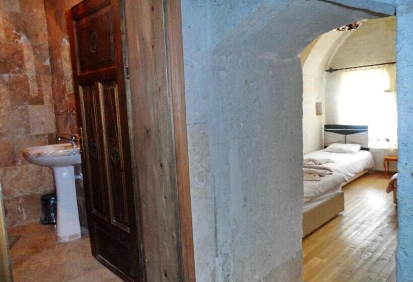 标准三人间, Muskara Cave