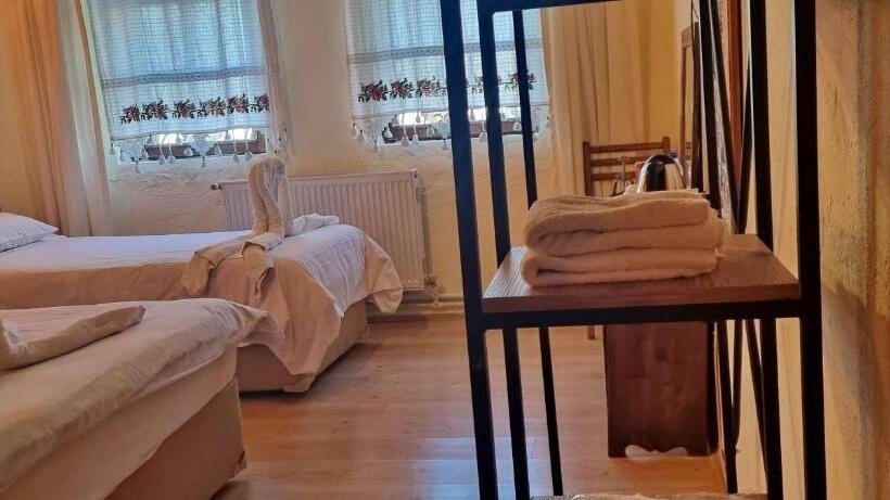 标准三人间, Muskara Cave