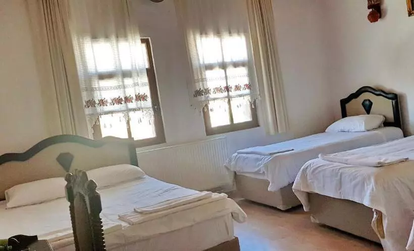اتاق استاندارد چهار تخته, Turbel Cave House