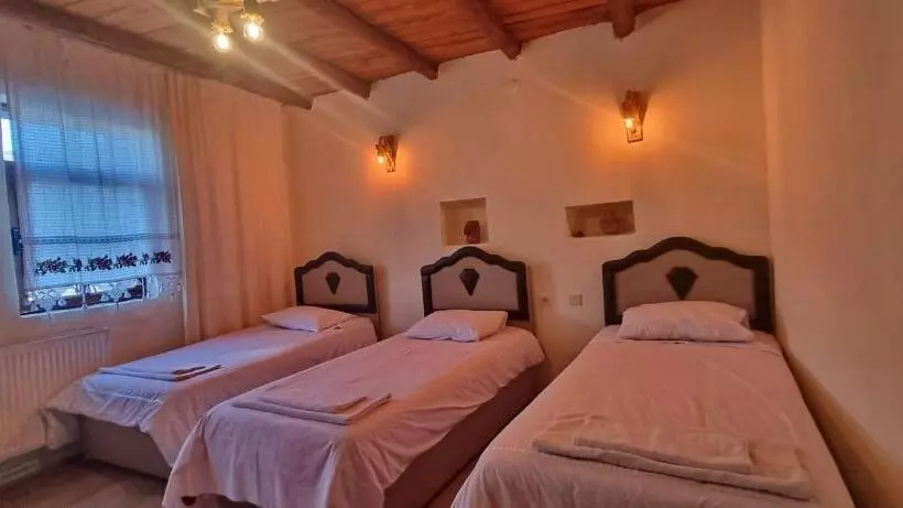 اتاق خانوادگی, Turbel Cave House