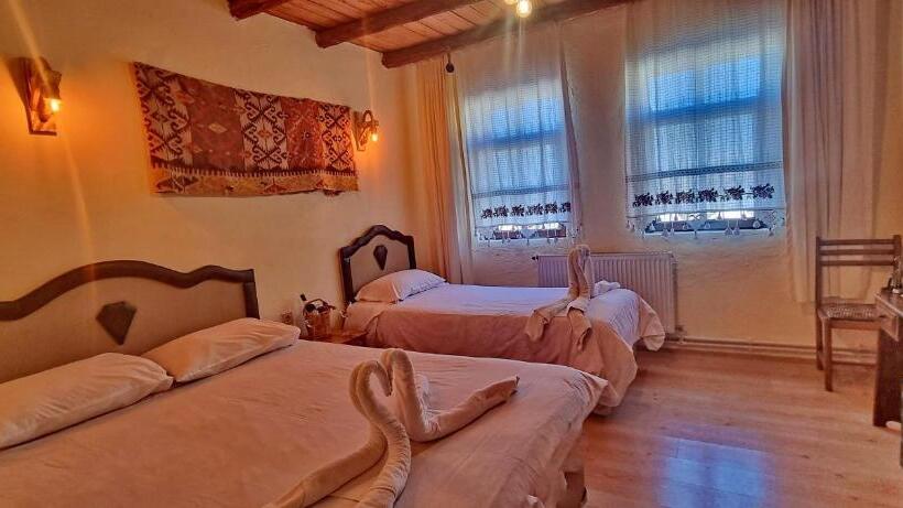 标准三人间, Muskara Cave