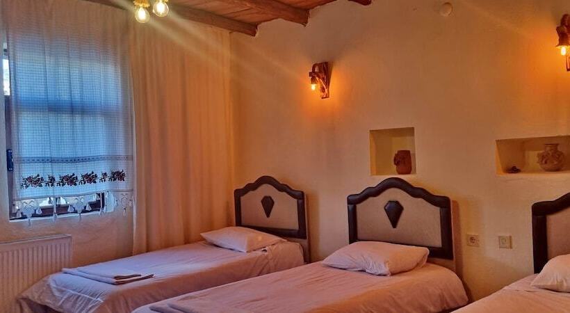 标准三人间, Muskara Cave